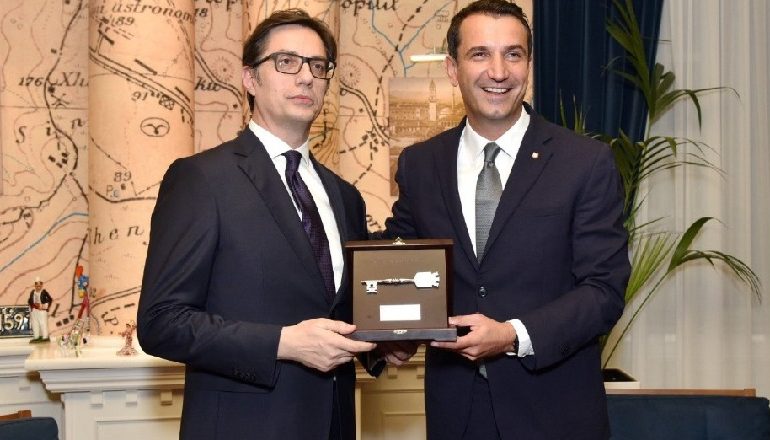 MIQËSIA MES DY VENDEVE/ Veliaj i dorëzon “Çelsin e Qytetit” presidentit të Maqedonisë së Veriut Stevo Pendarovski