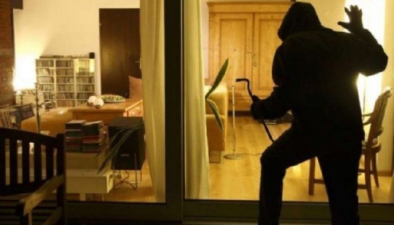 NDODH NË ELBASAN/ Hajdutët vjedhin 2 milionë lekë e bizhuteri. Të zotët e shtëpisë ishin…