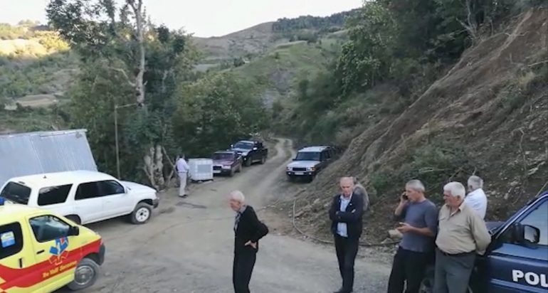 DY VËLLEZËRIT NDAHEN EDHE TË VDEKUR/ Tragjedia me tre viktima në Klos: Babait ia thanë lajmin pasi…