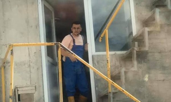 NJË RAST I RRALLË/ Djali i ish-ministrit shqiptar, punon në ndërtim (FOTO)