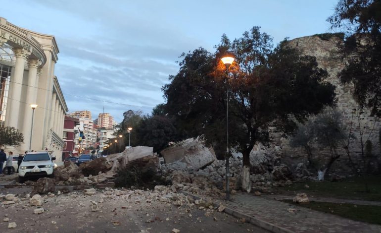 SHKUNDET SHQIPËRIA/ Tërmeti dëmton Kalanë 3000 vjeçare të Durrësit (FOTO)