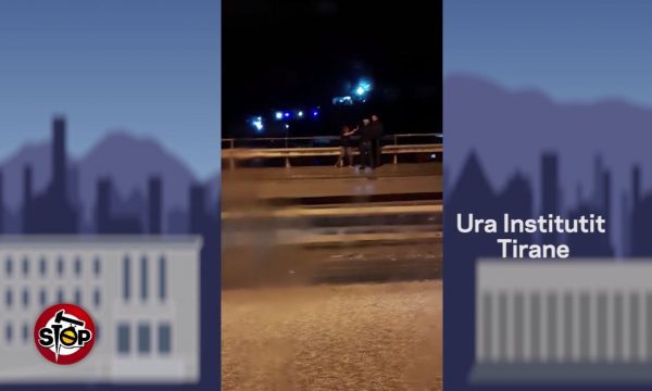 “NJËRI GODET, TJETRI QËNDRON DUARKRYQ”/ Vajza dhunohet në mes të rrugës nga dy djem, askush nuk i ndalon (VIDEO)