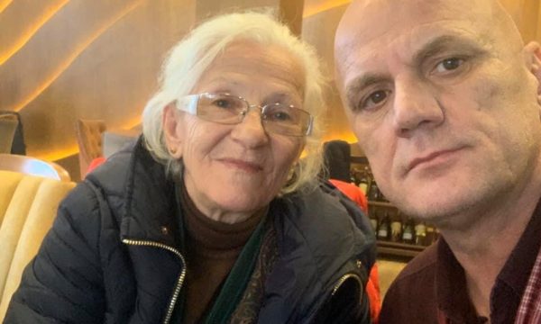 “HISTORI EMOCIONUESE… SOLIDARITETI”/   I kishte mbajtur me bukë ushtarët e UÇK‘së në Tiranë, e moshuara nga Durrësi strehohet në Kosovë