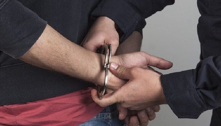 QËLLOI ME ARMË ZJARRI DREJT NJË MAKINE/ Ekstradohet nga Franca 20-vjeçari Shqiptar