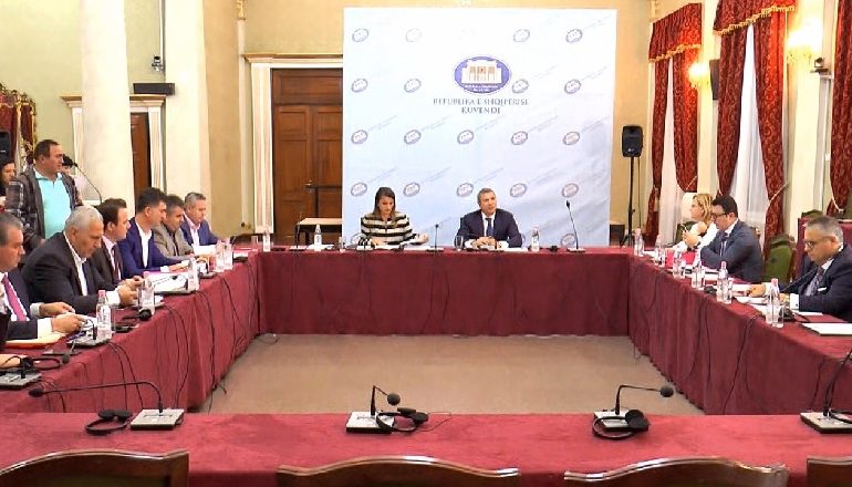 KQZ-ja RIFORMATOHET DHE DEPOLITIZOHET/ Zbardhet drafti i Komisionit të Reformës për administratën zgjedhore
