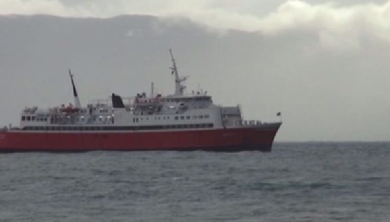 ERË DHE SHI/ Moti i keq pezullon lundrimin detar në Vlorë