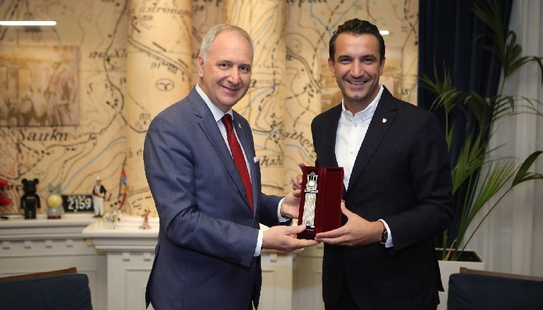 MARRËDHËNIE TË SHKËLQYER/ Veliaj i dhuron “Kullën e Sahatit” kryebashkiakut të Splitit