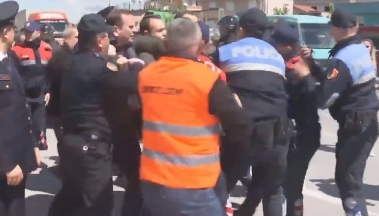 FRAKTURA NË KOKË E NË DUAR/ Protestuesit e Astirit dhunojnë e bëjnë për spital punonjësin e IKMT