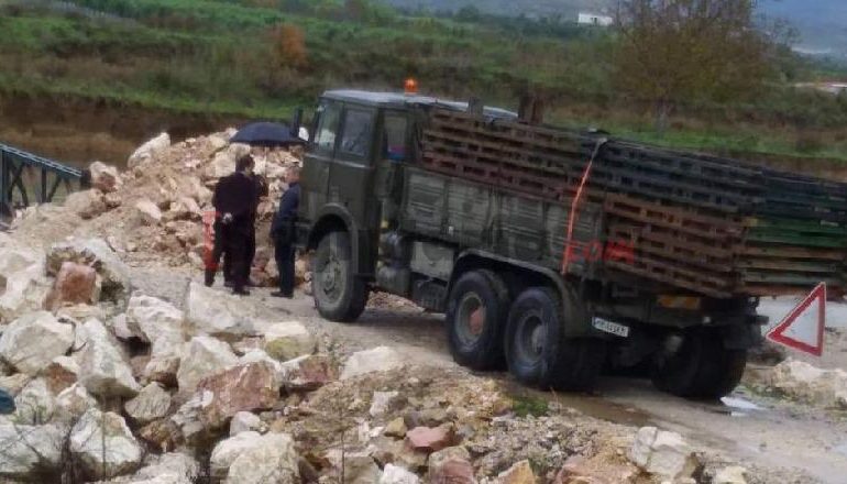 U SHEMB NGA PËRMBYTJET/ Ushtria zbarkon në Delvinë për të rindërtuar urën (FOTO)