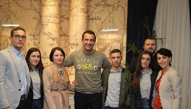FITOI GJYQIN ME PD/ Kryebashakiaku Veliaj ia dhuron lekët shkollës “16 shtatori”