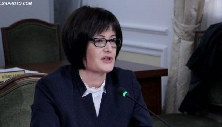 “KUSHTETUESJA”/ Arta Vorpsi “injoron” Metën, bën betimin tek noterja dhe ia dërgon presidencës me postë (DOKUMENTI)