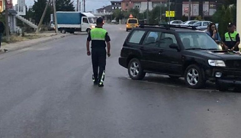 PARAKALIM I GABUAR ME SHPEJTËSI TË LARTË/ Benzi del nga rruga, plagoset shoferi