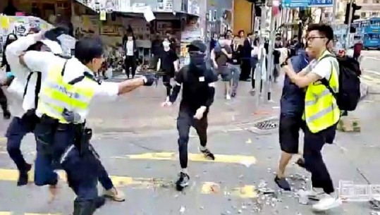 TRAZIRAT NË HONG KONG/ Pamje të rënda, polici qëllon me pistoletë protestuesin (VIDEO)