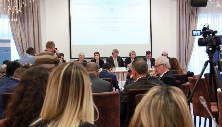 AMBASADORI I OSBE-SË NË KONFERENCË/ ”Shpresojmë të ngrihet shpejt Kushtetuesja dhe SPAK-u”