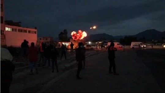 DALIN PAMJET/ Errësirën e ndriçon flaka! Momenti ku banorët e Astirit hedhin bomba molotov ndaj policisë (VIDEO)