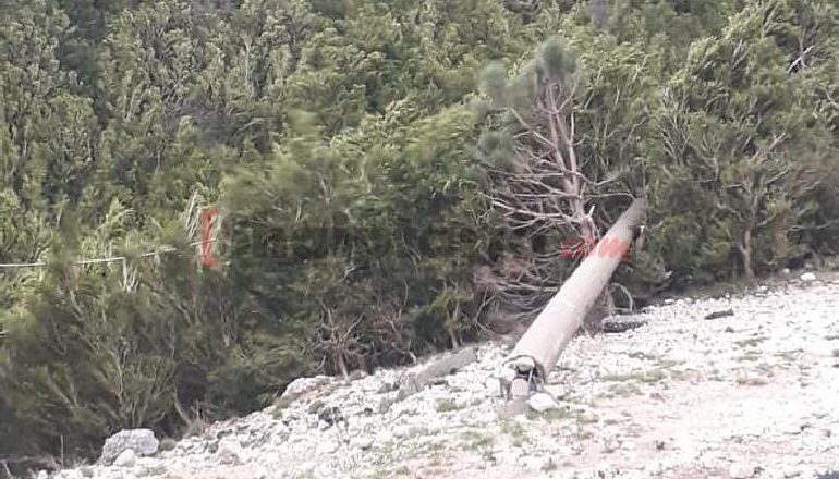 MOTI I KEQ PËRFSHIN VENDIN/ Era rrëzon shtyllat elektrike e pemë, mbeten pa energji disa fshatra në Vlorë, Gjirokastër e Elbasan