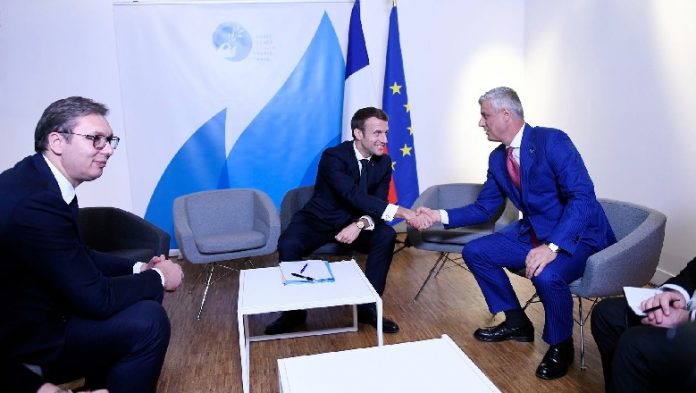 TAKIMI ME VUÇIÇ DHE MACRON/ Thaçi: Presidenti i Francës konfirmoi se Kosova është e gatshme për mardhënien me Serbinë