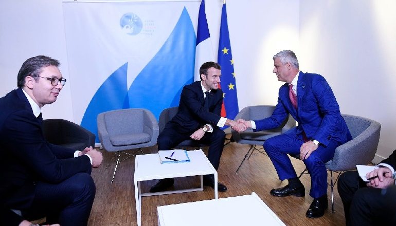 DIALOGU/ Macron bën bashkë Hashim Thaçin e Aleksandër Vuçiçin në Paris