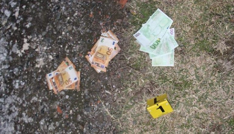 SHKËMBNIN PARATË E DROGËS/ Arrestohen dy persona në Mat, një i tretë shpallet në kërkim