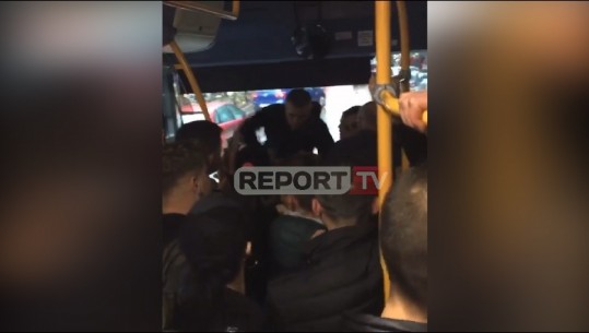 VAJZËS I HUMB PORTOFOLI/ Pasagjerët rrahin keq shoferin e autobusit pse mbylli dyert (VIDEO)