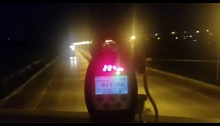 “ME SH[EJTËSI SKËTERRË”/ 204 km/h në aksin Tiranë-Elbasan, momenti kur policia bllokon mjetin luksoz (VIDEO)