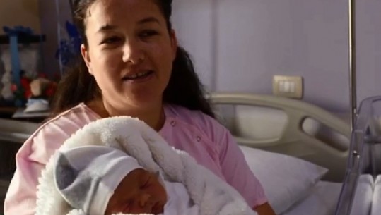 30,067 BEBE PËRFITOJNË BONUSIN/ Nënat e reja ndajnë emocionet e para (VIDEO)
