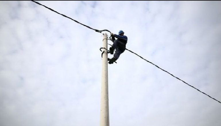 TRAGJIKE NË GJIROKASTËR/ Bie nga shtylla, humb jetën elektricisti 63-vjeçar