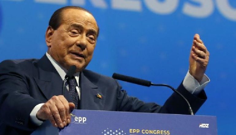RRËZOHET PËR NJË “SELFIE”/ Berlusconi shtrohet në spital. Pëson një aksident gjatë…