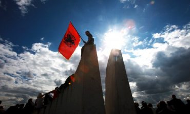 MALI ZI MIRATON LIGJIN PËR SIMBOLET KOMBËTARE/ Çfarë parashikohet për flamurin shqiptar