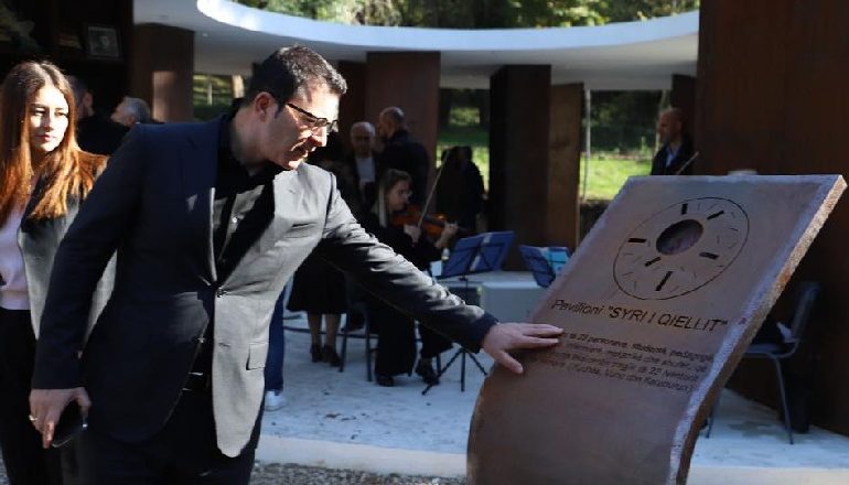 “S’DI SI TË TA KTHEJË DASHURINË”/ Mesazhi prekës i deputetit të PS: Motër u bënë 30 vite që s’jemi parë… (FOTO)