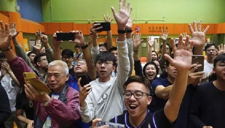 ZGJEDHJET NË HONG-KONG/ Protestuesit pro demokracisë shkatërrojnë frontin pro-Pekinit, Lam: Do dëgjojmë me përulësi qytetarët