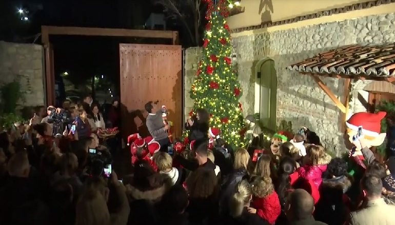 “3,2,1…”/ Ndizen dritat e Pemës së Vitit të Ri te Pazari i Ri