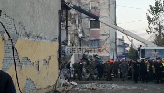 PAMJET TË FRIKSHME/ Bie tërmet teksa kërkonin për të mbijetuar, ushtarët dhe banorët ikin me vrap (VIDEO)