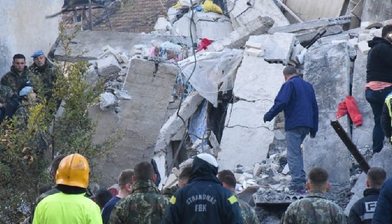 THUMANA NË LOT E TRISHTIM! Gra, vajza, foshnje…dhe një gjyshe të pajeta nën rrënojat e tërmetit