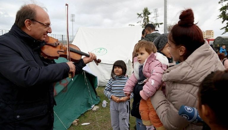 TËRMETI TRAGJIKE/ Maestro Smerald Spahiu dhuron momente gëzimi me violinë për fëmijët e prekur