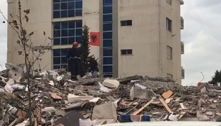 TËRMETI PREKU DHE LAÇIN/ Pallati pëson dëmtime të rënda, banorët vijojnë të qëndrojnë brenda