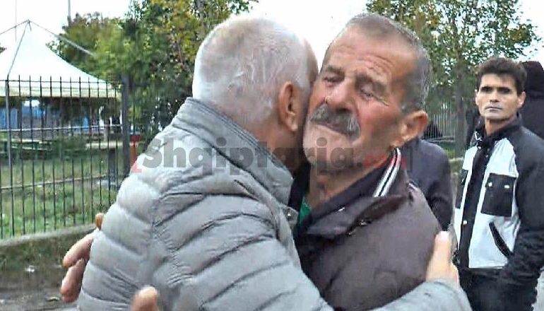 TËRMETI TRAGJIK/ 65-vjeçari tregon si shpëtoi familjen: Një nga fëmijët e harrova brenda!