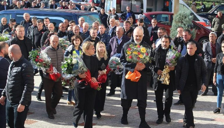 TËRMETI TRAGJIK/ Rama në ceremoninë mortore të familjes Lala në Durrës (VIDEO)