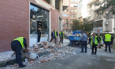 "MURE TË ÇARA DHE XHAMA TË THYERA"/ Tërmeti "zhvesh" disa pallate në Tiranë (FOTO)