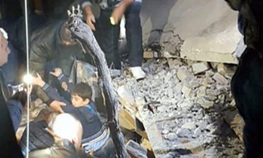 RRËNQETHËSE/ Momenti kur zjarrfikësit nxjerrin djalin e vogël nga rrënojat e pallatit në Thumanë