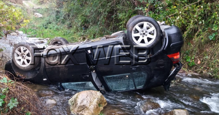 AKSIDENT I FRIKSHËM/ Makina del nga rruga dhe përfundon në lumë, 3 të plagosur (FOTO)