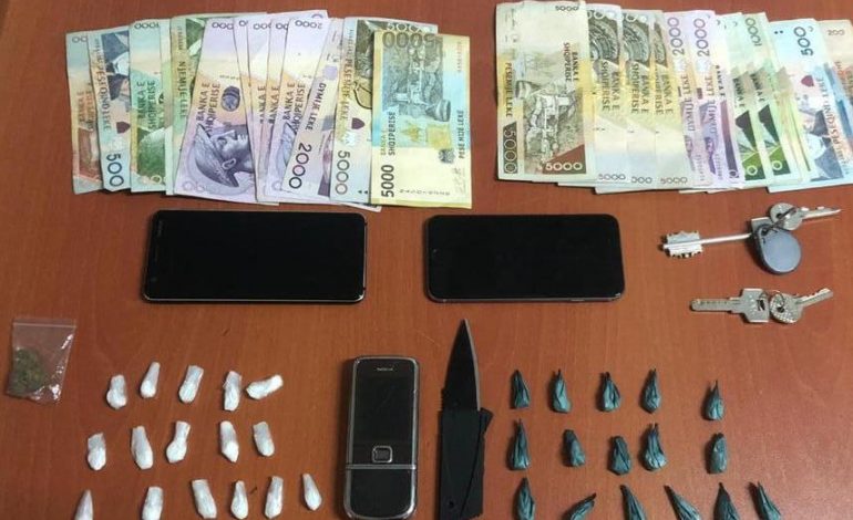 ME KOKAINË, THIKË E SHUMA PARASH NËPËR TIRANË/ “Shqiponjat” kapin dy trafikantët në rrugën “Muhamet Gjolleshi”