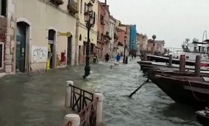 RREZIKOHET QYTETI-LAGUNË/ Përmbytet Venecia, batica rrit nivelin e ujit