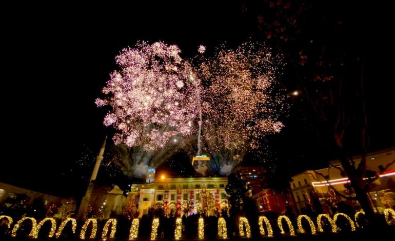 SPEKTAKËL ME FISHEKZJARRE/ Kur kryeqyteti feston çmimin “Tirana European Youth Capital 2022”