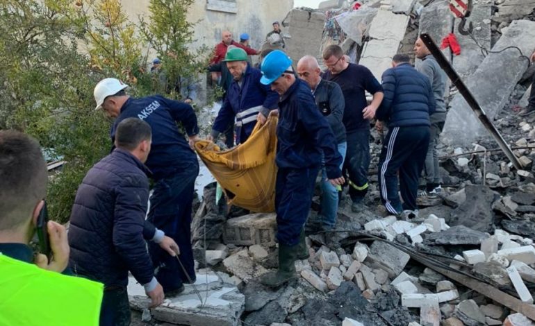 TËRMETI/ Nxirret nga rrënojat gjyshja e pajetë, tre të shpëtuar në Thumanë…