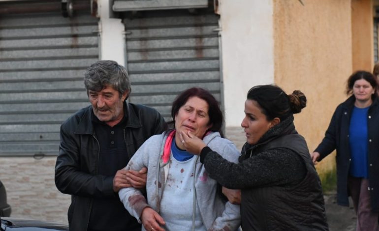E GAJKOSUR DHE E PËRLOTUR/ Situata dramatike pas tërmetit, në Thumanë…Vijojnë kërkimet nën rrënoja (FOTO)