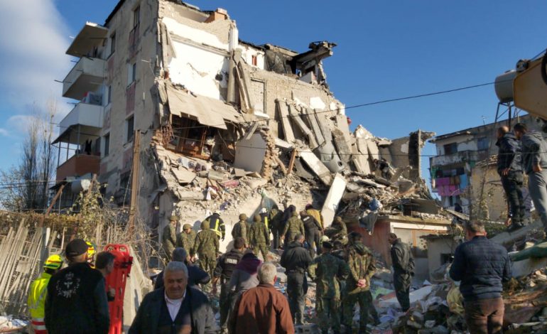 13 VIKTIMA NGA TËRMETI/ Pamjet ku nxirren një fëmijë i vdekur nga rrënojat, i mbuluar me batanije rozë (VIDEO)
