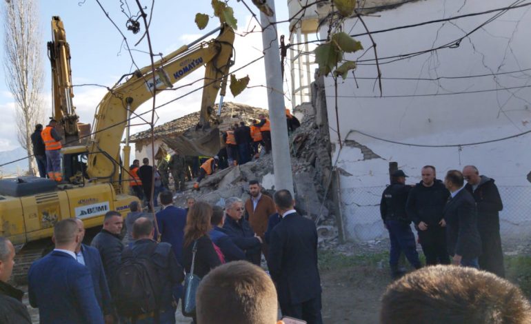 NDODH MREKULLIA/ 9 orë pas tërmetit, i riu nxirret i gjallë nga rrënojat e pallatit në Thumanë