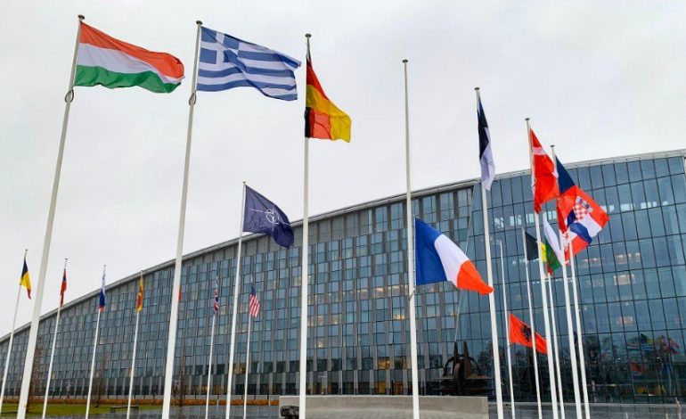 18 VIKTIMAT NGA TËRMETI NË SHQIPËRI/ NATO ul flamujt në gjysmë shtizë