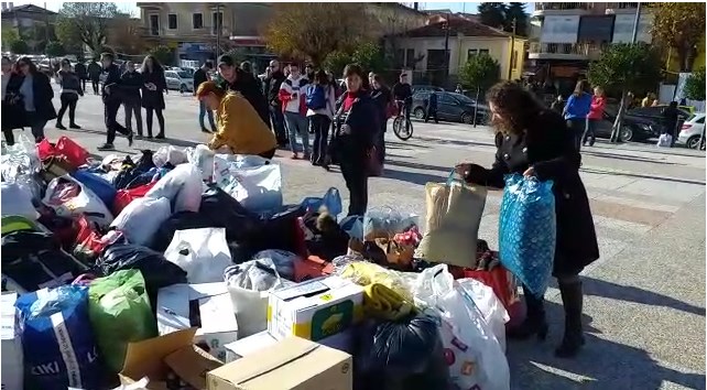 VESHJE, USHQIME E PARA/ Qytetarë korçarë bëhen bashkë dhe mbledhin ndihma për të prekurit nga tërmeti